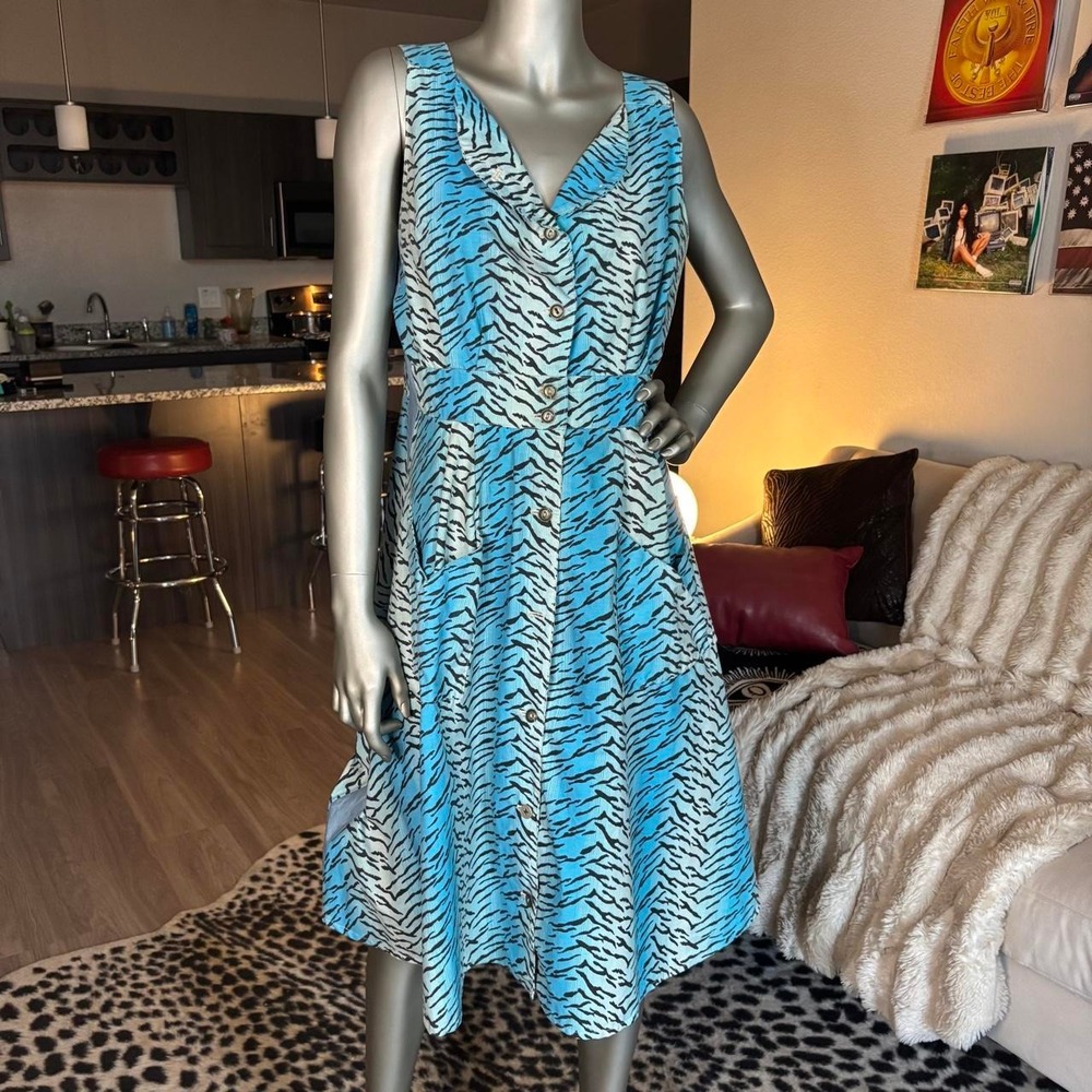 Field Day blue tiger print midi dress button front vintage 🩵